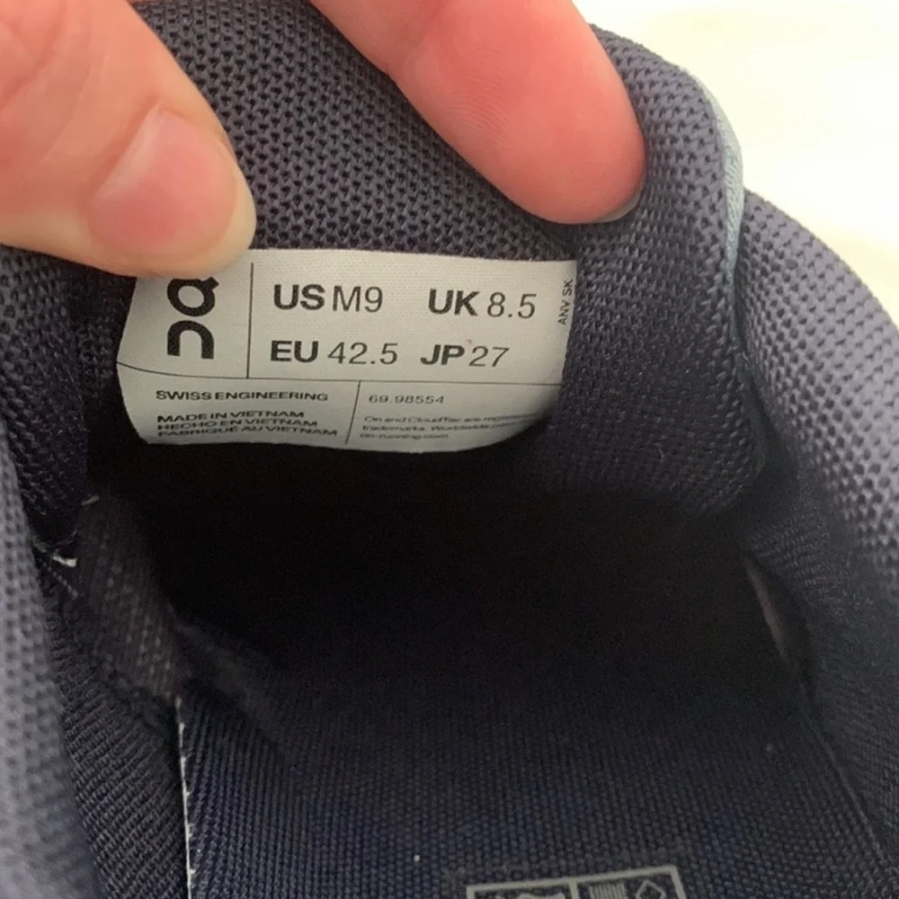 NWOT Mens on cloud Shoes Size 9
